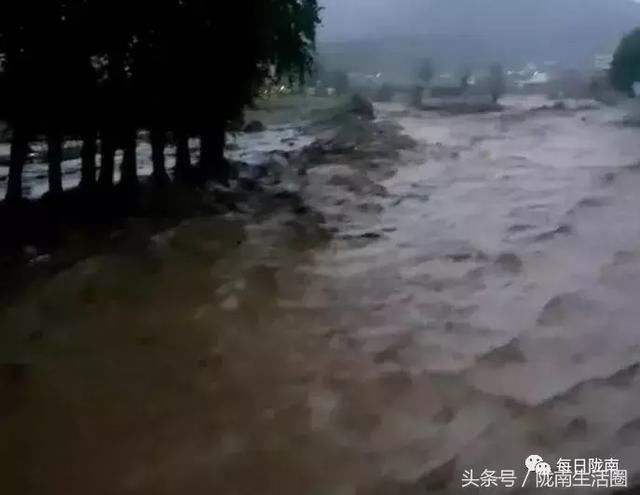 昨日，陇南宕昌多地突发暴雨，引发山洪