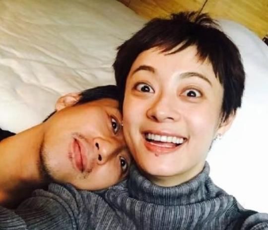 孙俪与张嘉益拍合照，邓超让她删照片，四分钟发三条留言