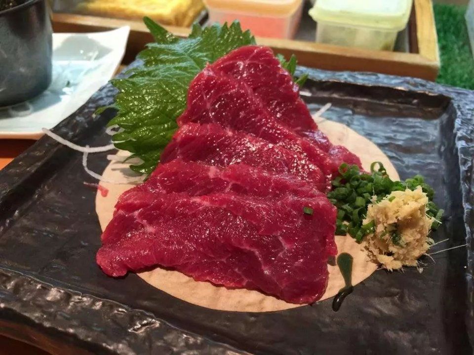 马肉刺身!河豚刺身!日本九州的美食，你敢尝试吗?