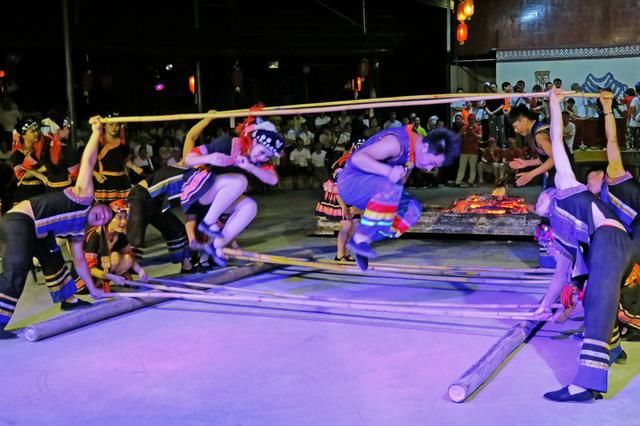 广西巴马看瑶族花式跳竹竿