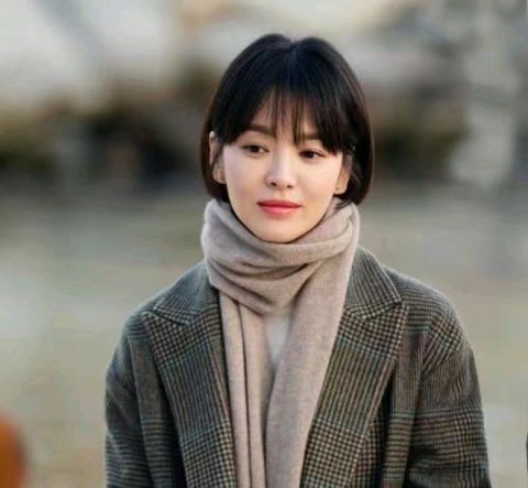 女神宋慧乔近照曝光 与老公同台略显心酸