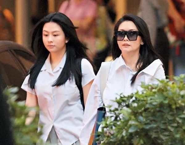 邱淑贞女儿越来越美,晚会造型港味十足,与妈妈如同复制粘贴
