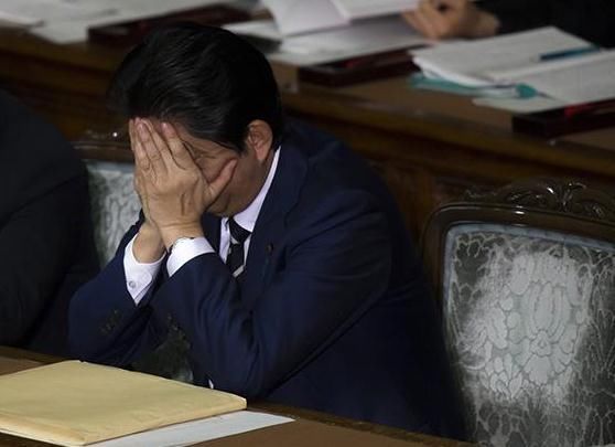 安倍内阁一成员被曝艳照 安倍恐将陷入烦恼境地