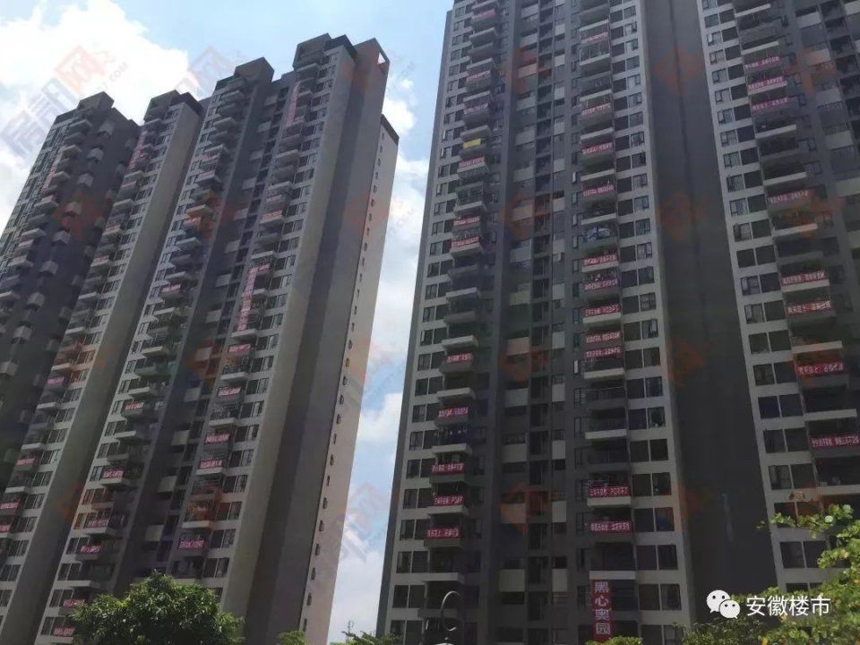 还我房产!3年不交楼、户口办不了!业主横幅刷满整栋楼!合肥10大烂