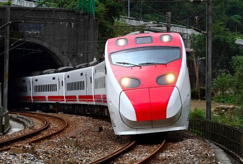 看看中国火车过隧道,再看看印度火车,老外 差距不止一点 
