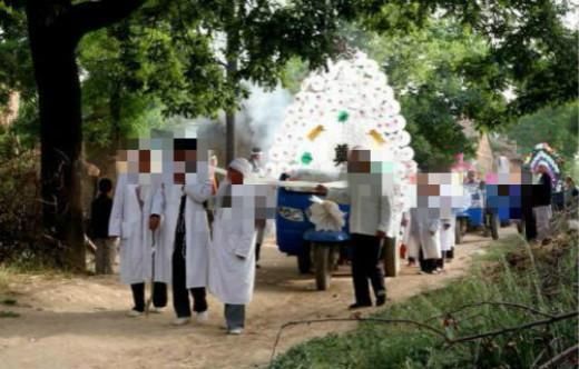 婆婆出车祸去世,她葬礼上母亲指着肚子说一话