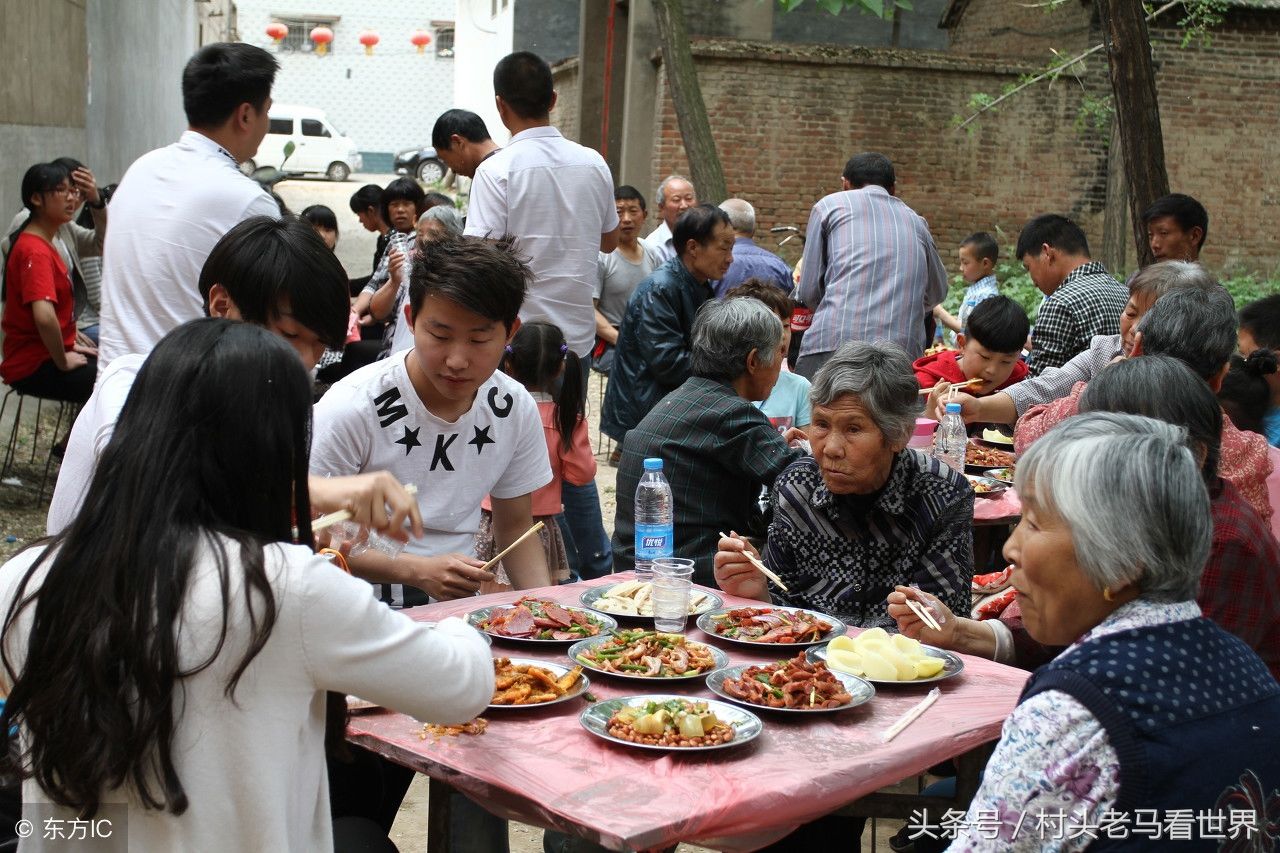 实拍河南许昌市农村婚宴现场，菜肴品类繁多，场面热闹