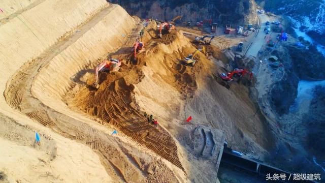 铁路隧道山体坍塌，基建狂魔速来救援！