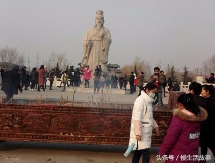 河南省新乡卫辉市比干庙，新年祈福香客人山人海！