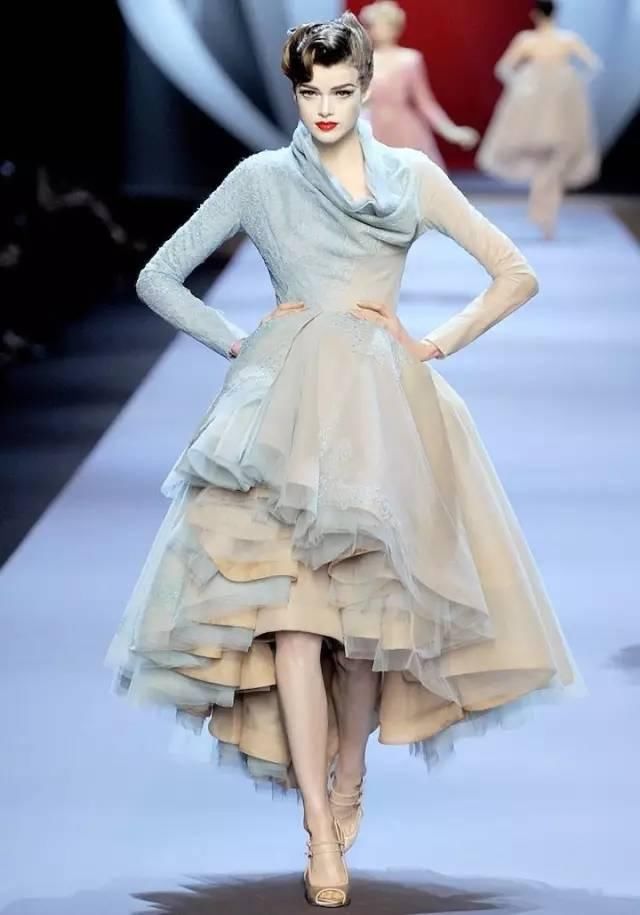 一对夫妻买彩票中了30个亿，5个月后，他们的生活照被曝光，震惊