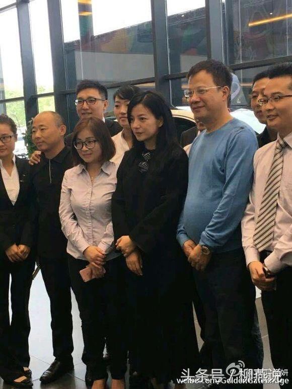 赵薇怀二胎?小肚微凸逛奔驰4S店,面容憔悴带