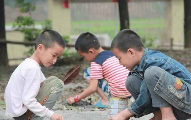男孩带傻女孩回家父母反对,女孩拿出全家福,父