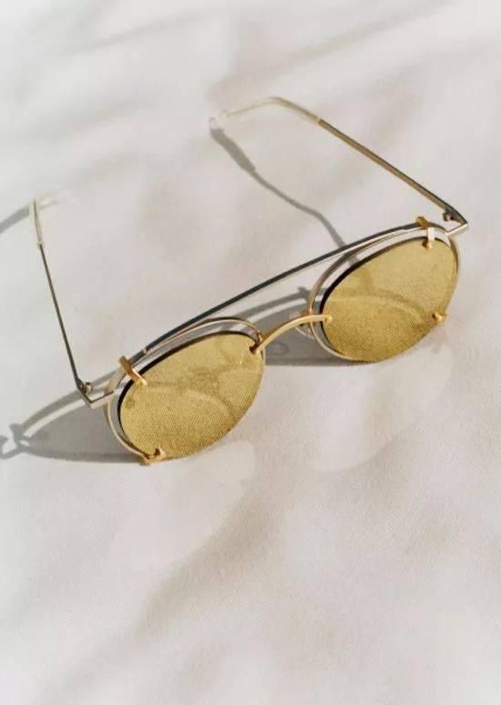 没近视的人戴的眼镜