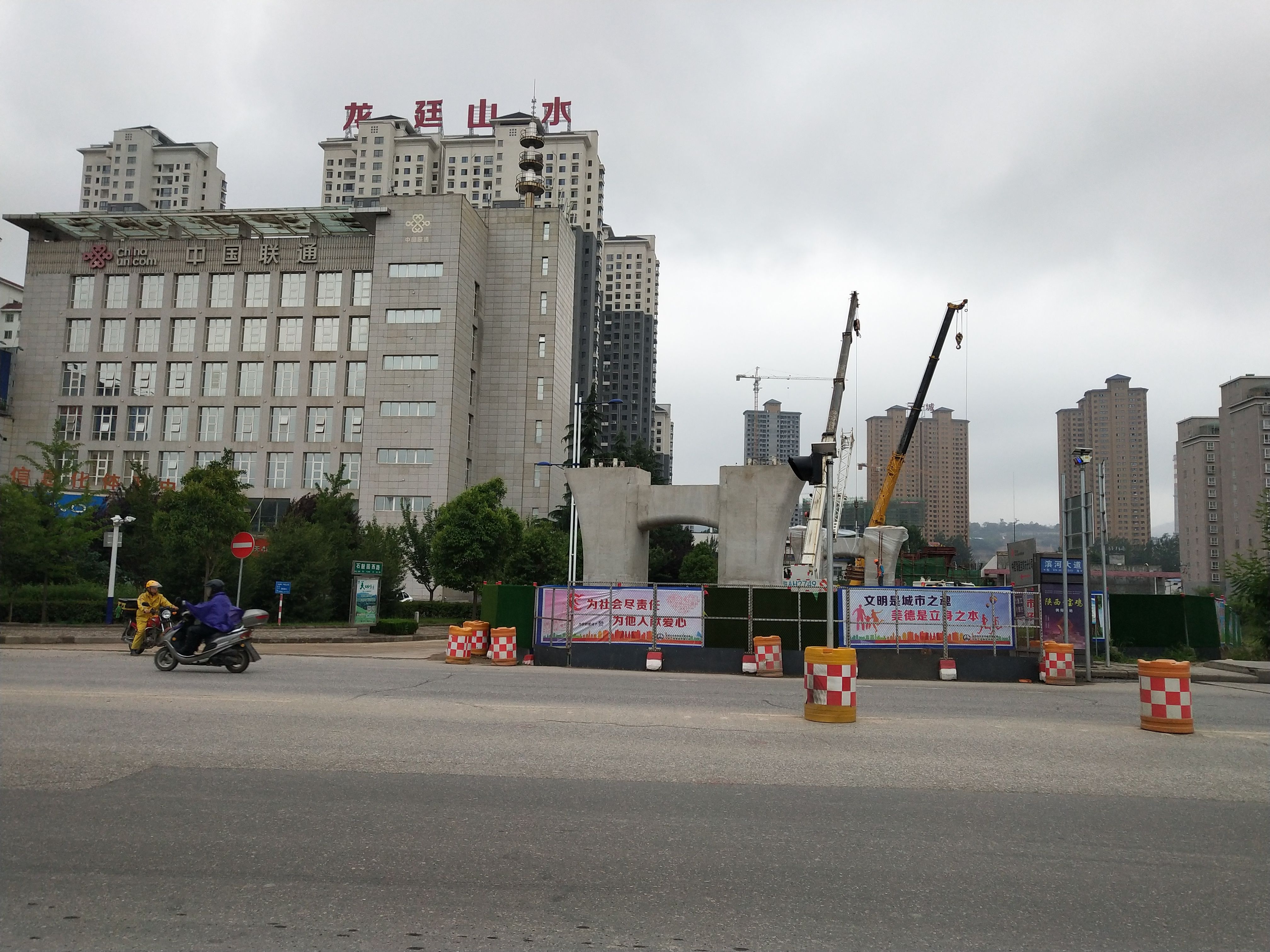 宝鸡市联盟路渭河大桥雨中续拍