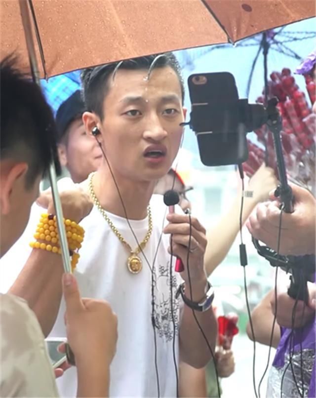 网红炒作太过分,大街上亲吻陌生女子,结果被女