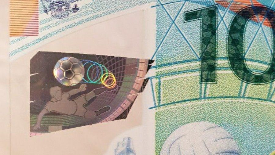 俄罗斯门将扑球动作像极世界杯纪念钞图案 网