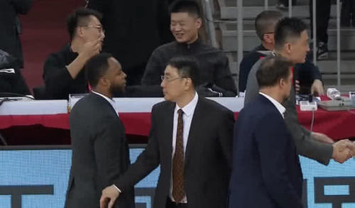 暖心!易建联手指脱臼坚持比赛,对方主教练赛后