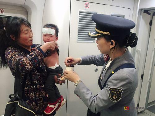 孩子动车上发烧 列车长物理降温并贴退烧贴