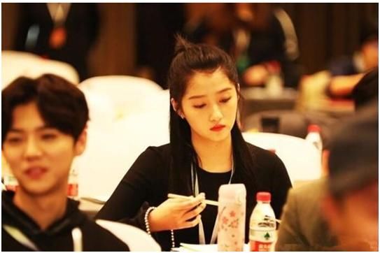 鹿晗关晓彤同框画面有点冷?关晓彤开挂,用行动