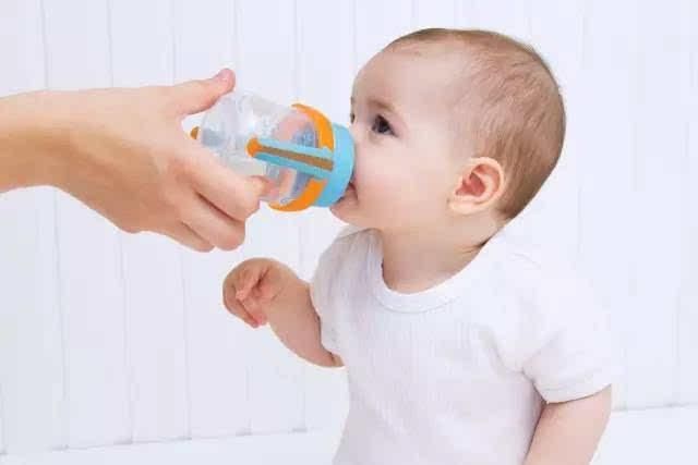 宝宝不爱喝水怎么办?一喝水她就闹，甚至自己把水瓶抢过来扔掉