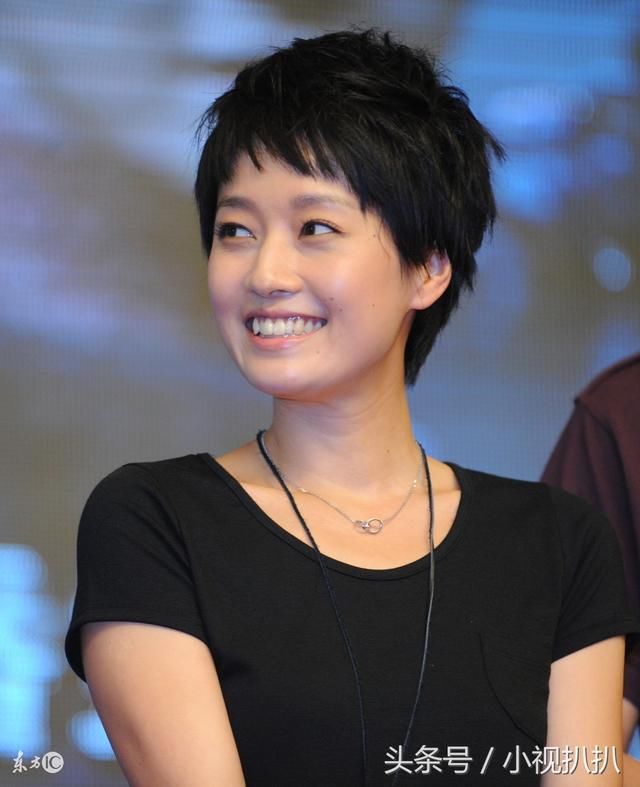 41岁的马伊琍坐飞机与空姐合照,网友:真人和电