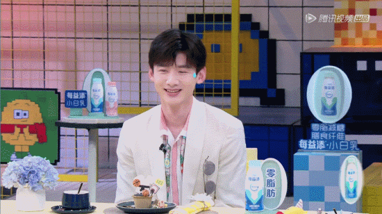 井宝:白敬亭. 何老师:为什么呢? 井宝:因为他在现场啊.