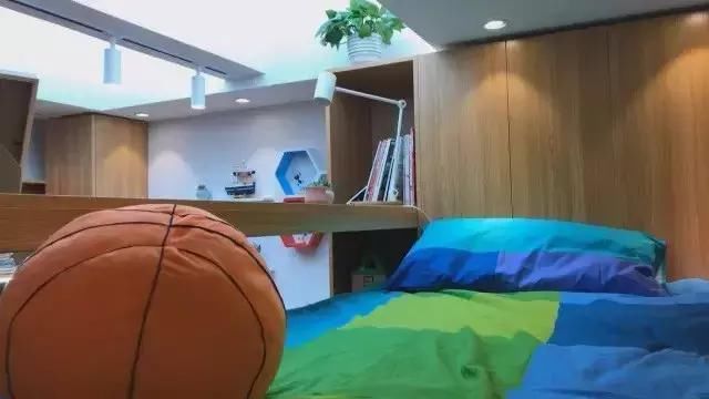 北京一家8口蜗居20民房,蹲着做饭,挤一张床,设计师爆改变6房