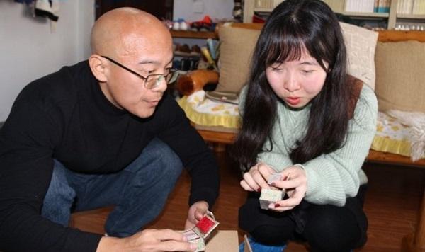 大学教授刻224枚印章送学生当毕业礼物,网友: