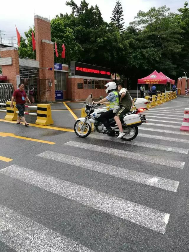 给力!这些考生雨天赶考险迟到,交警专车火速