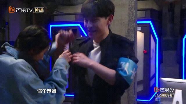 邓伦叫杨幂笨蛋惹争议,杨幂撩邓伦被骂,录个