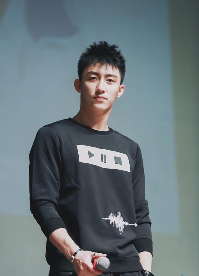 黄景瑜反应快?熊梓淇领誉一哥?张艺兴贴吧吧