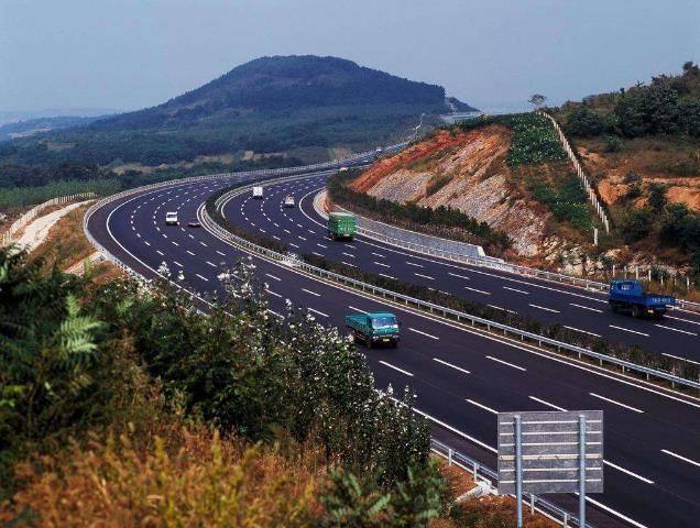 我国内地第一条高速公路，也是我国内地第一条八车道高速公路!