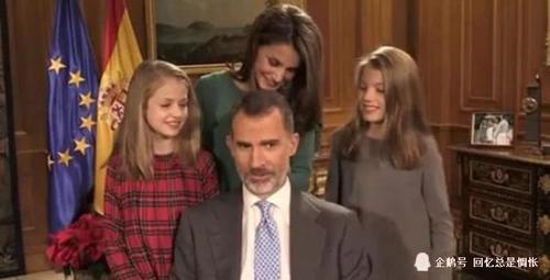西班牙国王录制电视讲话,王后携两女儿探班,爸