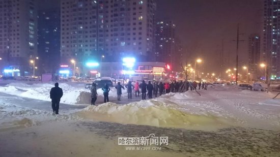 哈尔滨大妈有多疯狂?顶着暴雪和8级风坚持跳广场舞