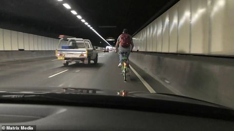 隧道里面电动车