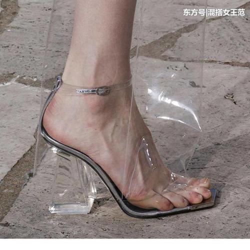 夜店女王不能少的透明高跟鞋,拉长双腿线条,展