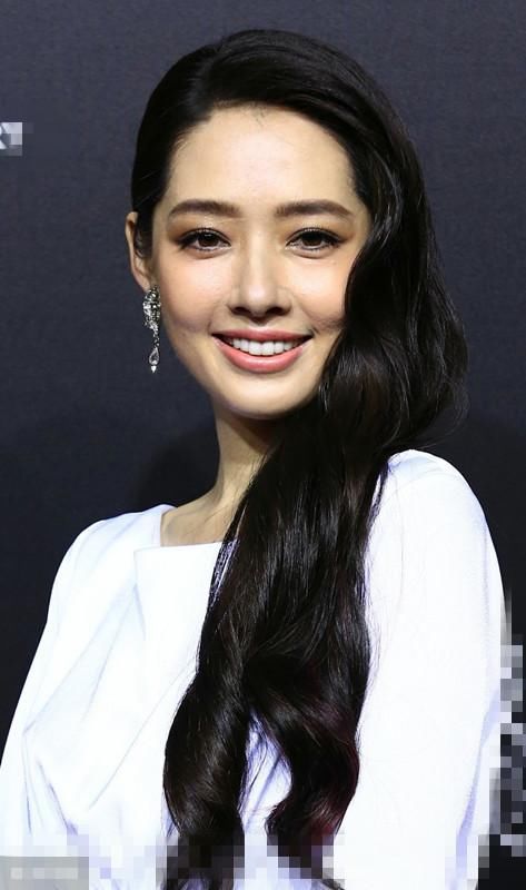 说郭碧婷新照胖了去治眼睛吧,但没逃出苹果肌