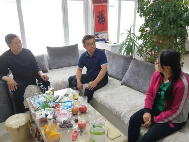 奈曼嘎查村用大喇叭宣传党的扶贫政策(通辽市