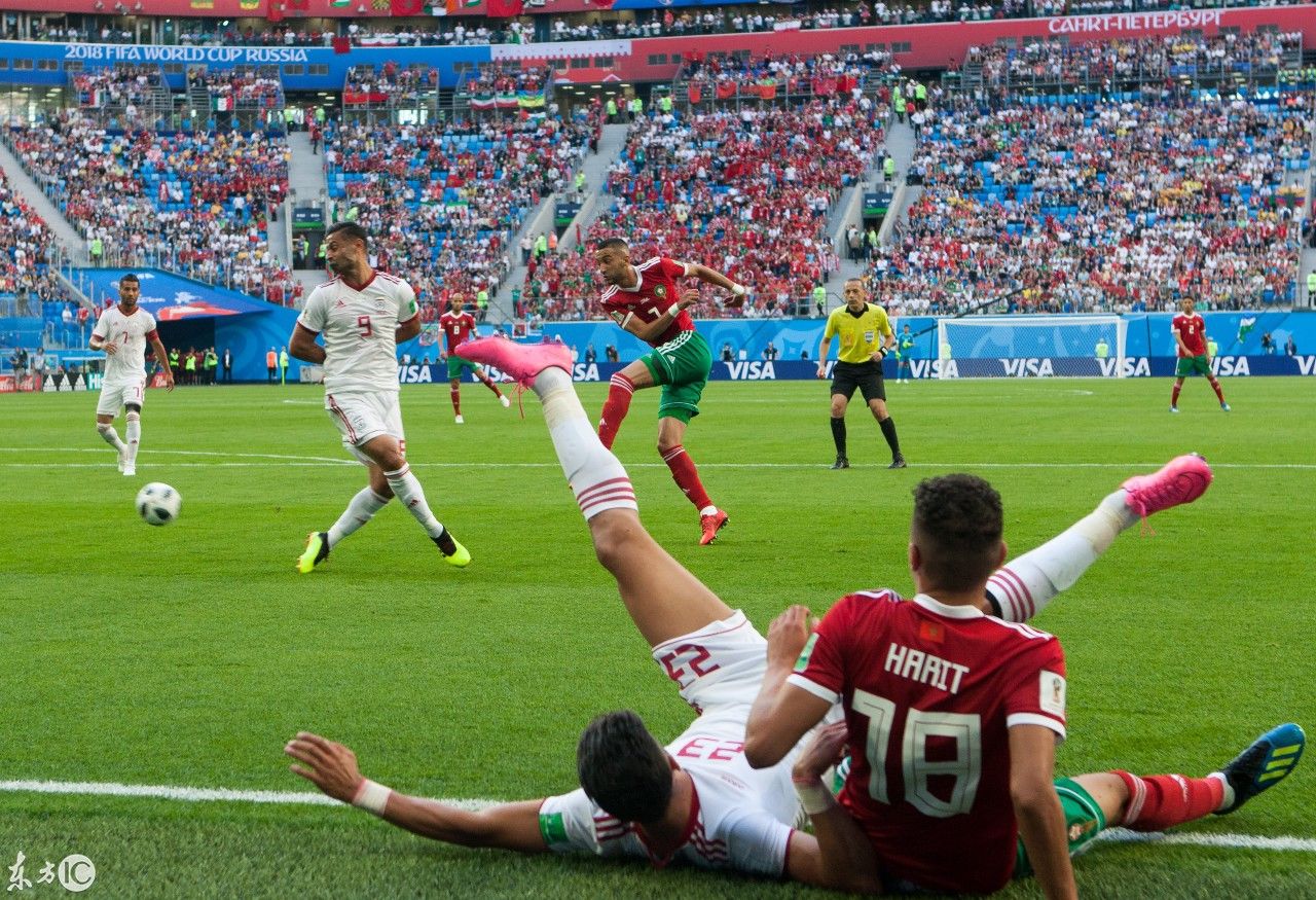 世界杯球赛,伊朗和摩洛哥的球员摔得不轻