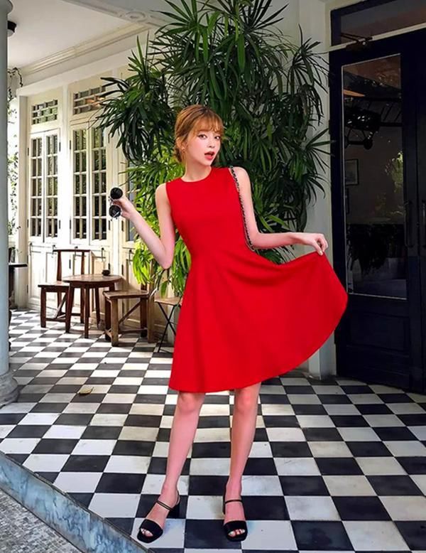 红裙+一字扣凉鞋,美艳动人,这几款十分优雅,回