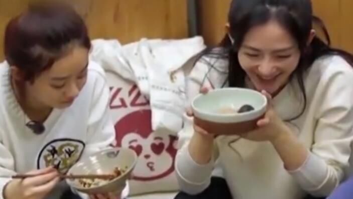 赵丽颖大口吃皮皮虾，有谁注意到她把虾壳放在哪里？素质装不出