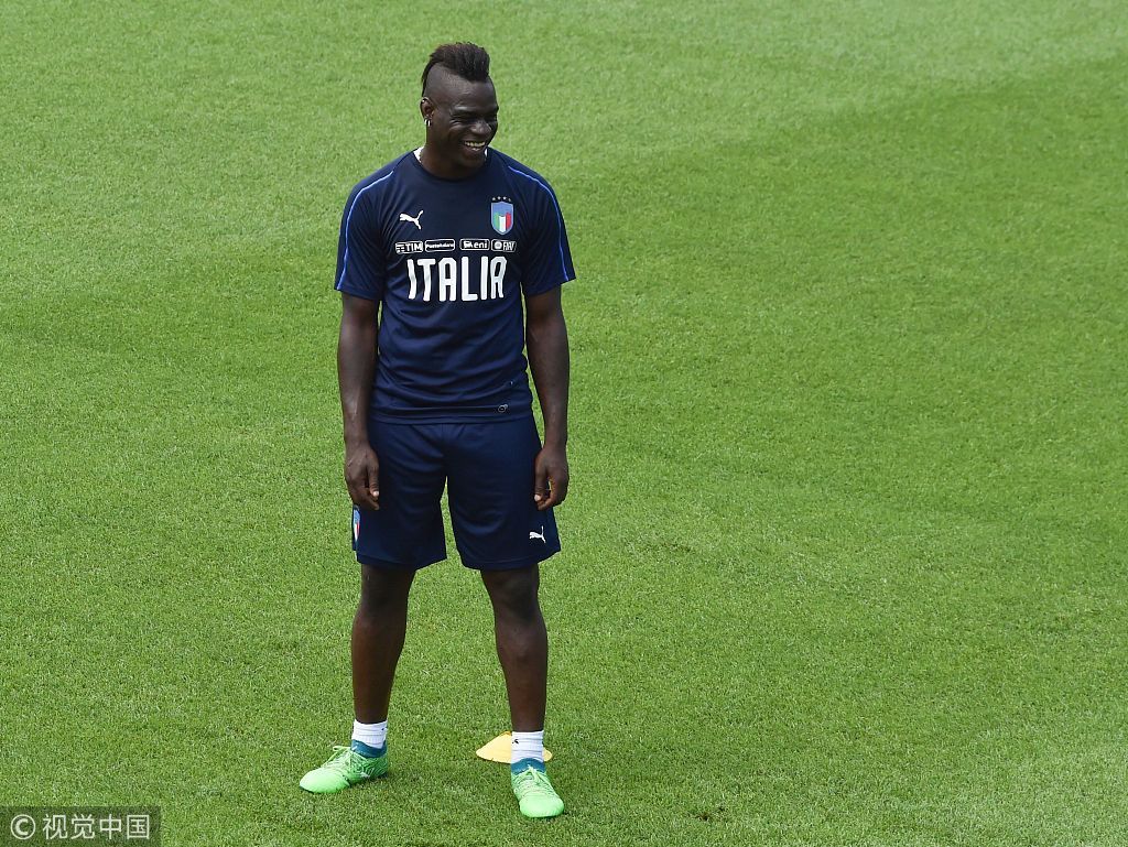 意大利训练巴神回归笑哈哈 撩球衣欣赏腹肌