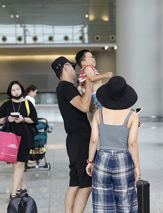 王雷李小萌带儿子现身机场 玩举高高宠溺十足 新葡京真人游戏