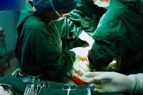24岁孕妇第二次剖腹产, 冒死生出中国结