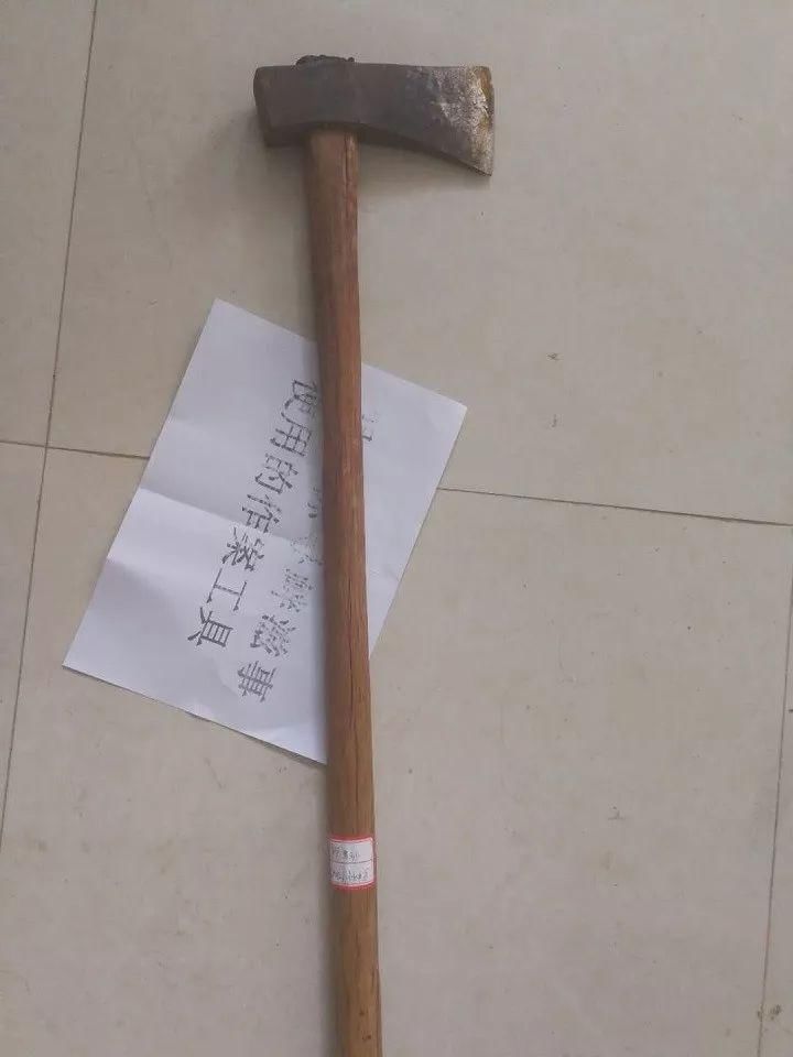 社会我的哥,人狠话不多!鹤庆一男子带着斧头去