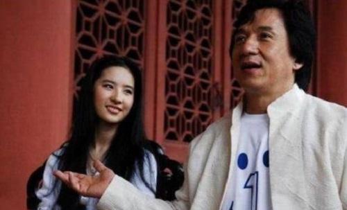 刘亦菲早年和成龙逛故宫,没有美颜和滤镜,网友