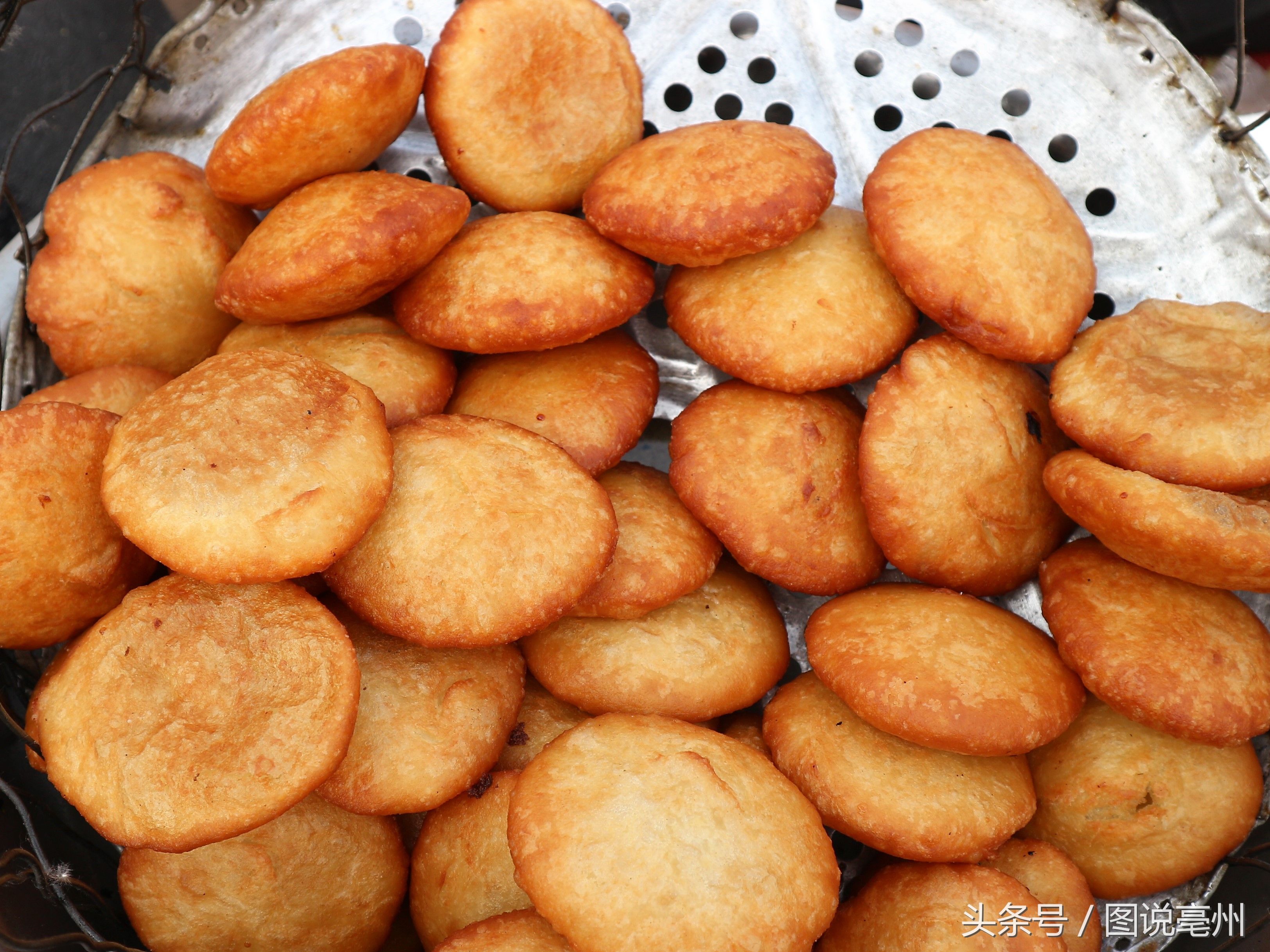 农村老人做不起眼的生意，一元钱一个，来晚的顾客买不到