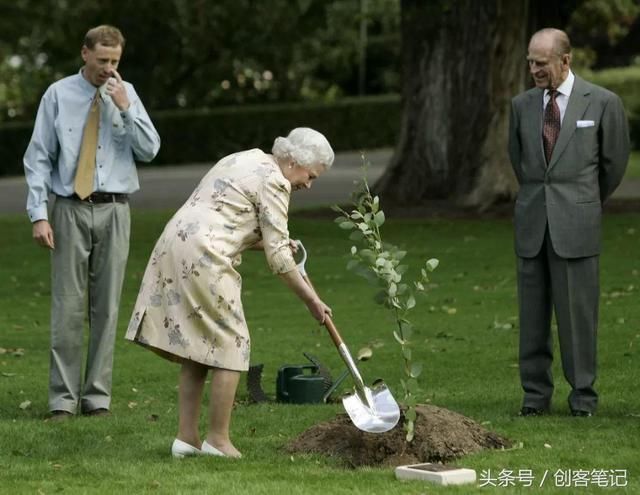 18张照片证明英国女王在现实中和普通人一样，也会去杂货店购物