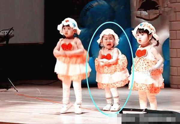 幼儿园表演跳舞,3岁女孩边哭边跳,笑喷老师家