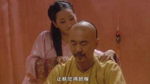 安陵容挺着大肚子时,雍正为何要故意拍一下?后